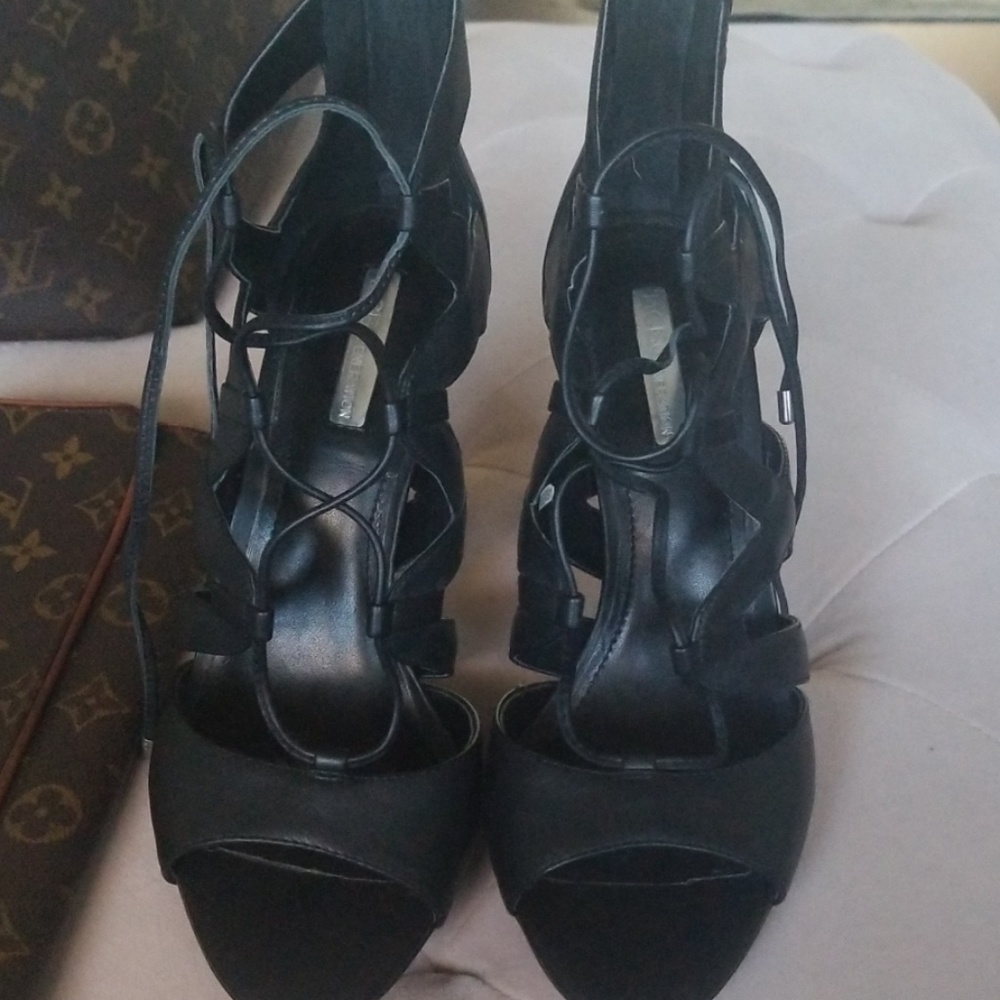 BCBG BLACK LEATHER SHOES